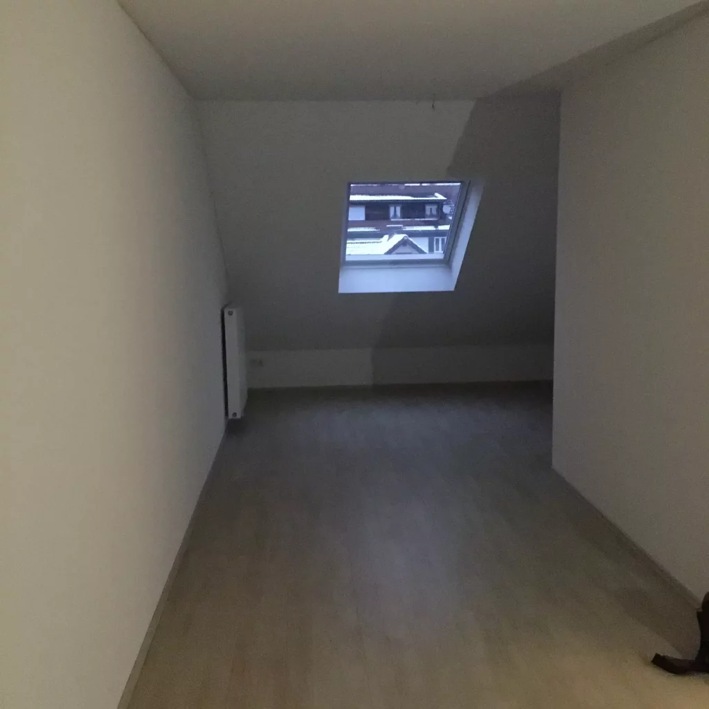 Leeres Dachgeschoss vor Renovierung